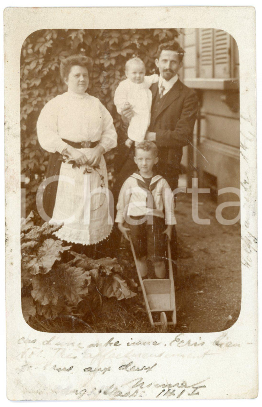 1908 FRANKFURT-AM-MAIN Family with two children in a garden - Photo 9x14 cm  Fotografia d'epoca, in formato cartolina postale, viaggiata.CONDIZIONI: F (lievi piegature angolari)FORMATO: 9x14 cm    originale e autentica 1