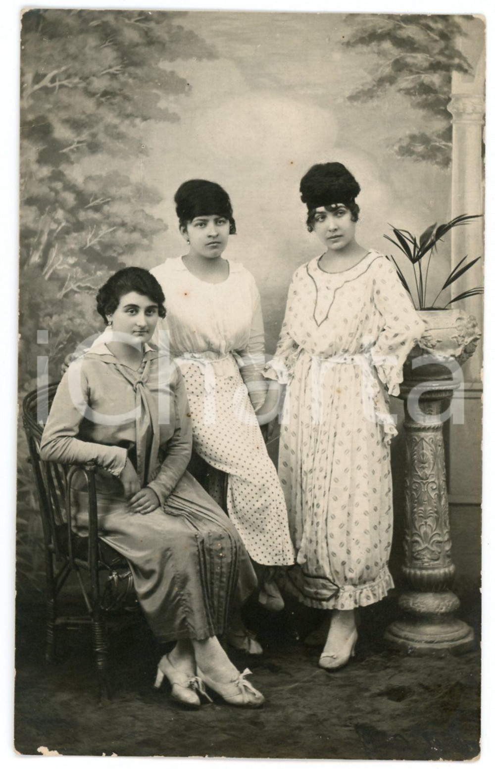 1918 ITALIA Ritratto di tre giovani sorelle - Foto cartolina 9x14 cm  Fotografia d'epoca, in formato cartolina postale, con didascalia manoscritta al verso.CONDIZIONI: F (minime abrasioni marginali e lievi fioriture al verso)FORMATO: 9x14 cm    originale e autentica 1