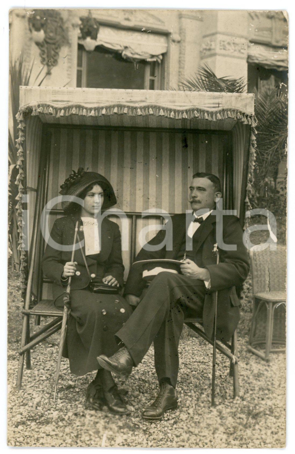 1911 SAN PELLEGRINO TERME Coppia nel giardino di un albergo - Foto 9x14 cm  Fotografia d'epoca, in formato cartolina postale, viaggiata.CONDIZIONI: GFORMATO: 9x14 cm    originale e autentica 1