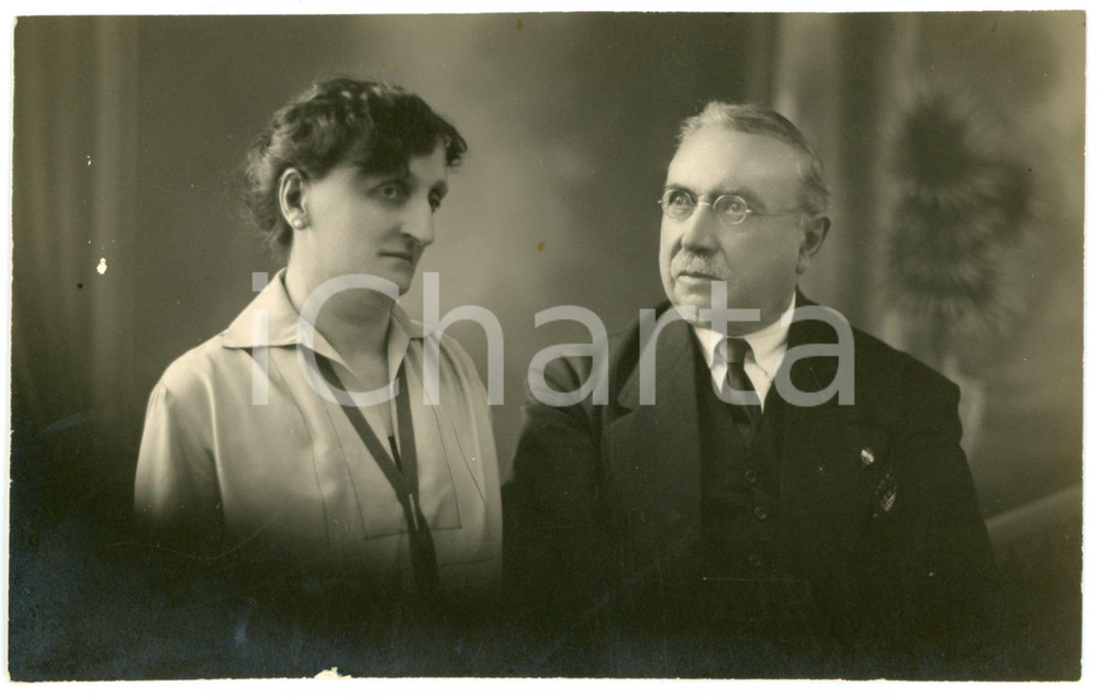 1929 BORGOMANERO Moglie e marito - Ritratto - Fotografia L. VALSESIA Fotografia d'epoca in formato cartolina postale FAIR/discreto Lievi smussature agli angoli Formato: FP originale e autentica 1