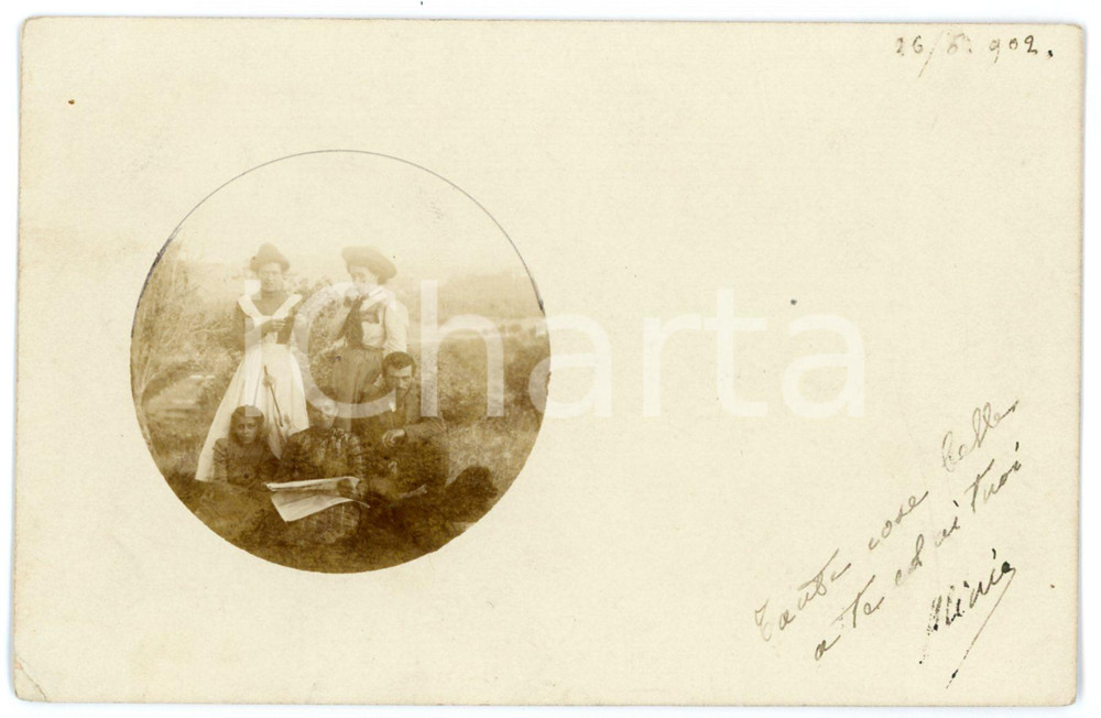 1902 PIEMONTE Ritratto di famiglia in campagna - Foto 14x9 cm  Fotografia d'epoca, in formato cartolina postale, viaggiata.CONDIZIONI: GFORMATO: 14x9 cm    originale e autentica 1