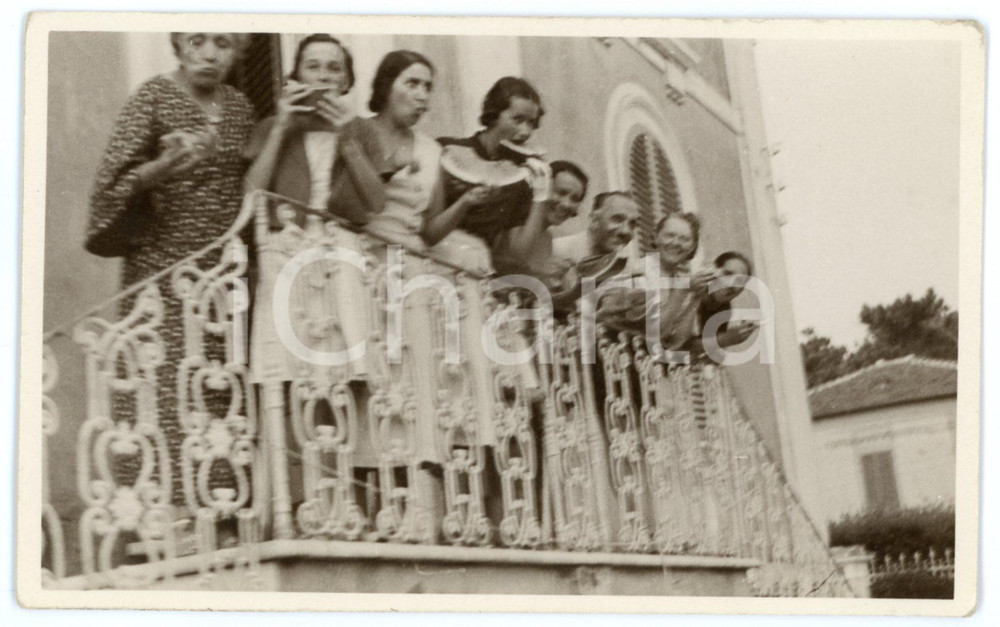 1935 ca COSTUME ITALIA Famiglia mangia anguria al balcone *Foto CURIOSA 14x9 cm  Fotografia d'epoca.CONDIZIONI: GFORMATO: 14x9 cm    originale e autentica 1