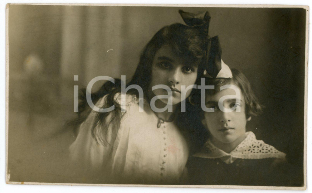 1917 SALSOMAGGIORE TERME (PR) Ritratto di due sorelle - Foto 14x9 cm  Fotografia d'epoca, in formato cartolina postale, con dedica al verso.FOTOGRAFO: Fotografia Centrale - SalsomaggioreCONDIZIONI: GFORMATO: 14x9 cm    originale e autentica 1