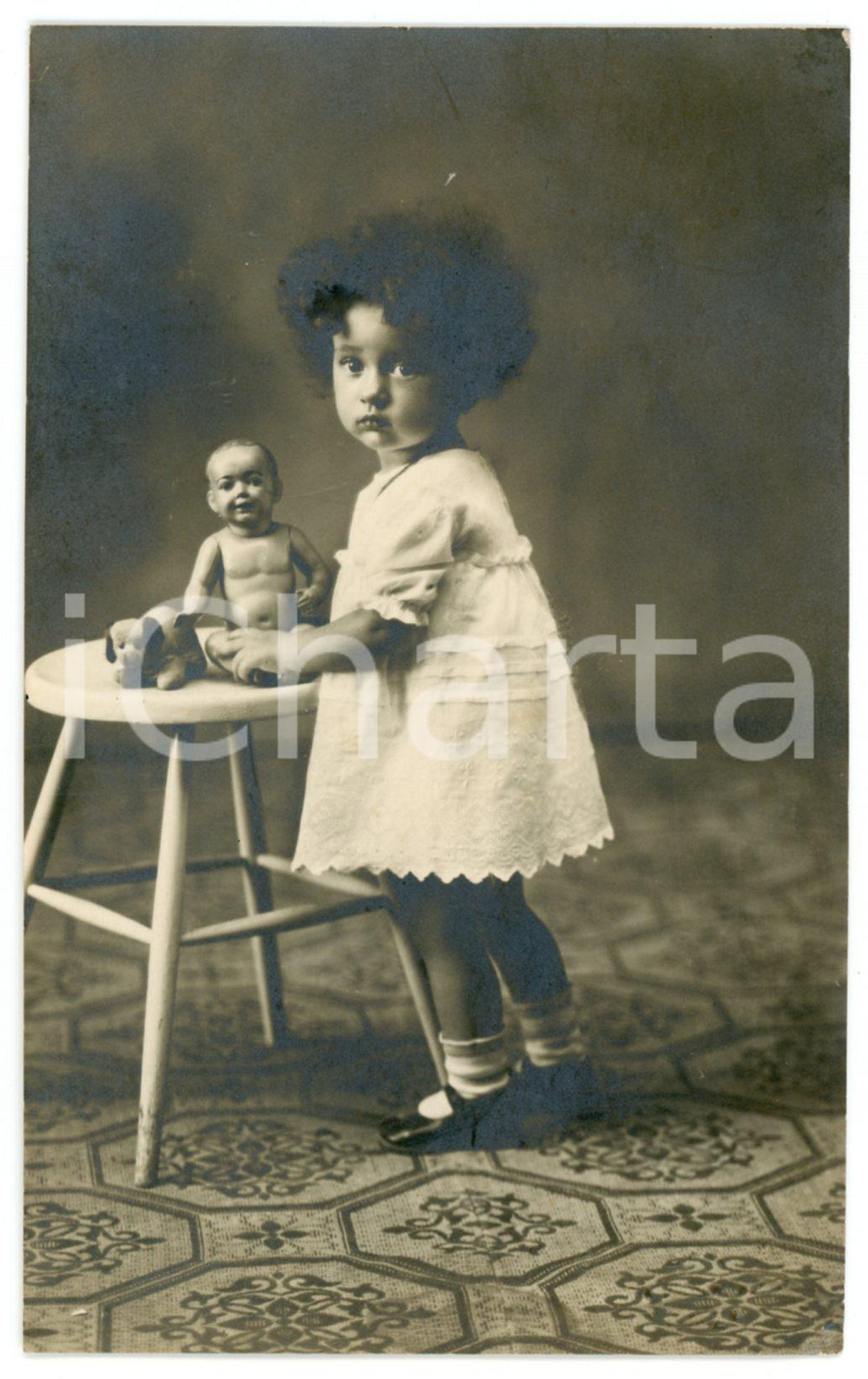 1924 FIRENZE Ritratto bambina con bambola e cane di pezza - Foto GUARDENTI 9x14  Fotografia d'epoca, con dedica al verso "Angela all'amica della mamma". CONDIZIONI:GOOD/buonoFORMATO: 9x14 cm originale e autentica 1