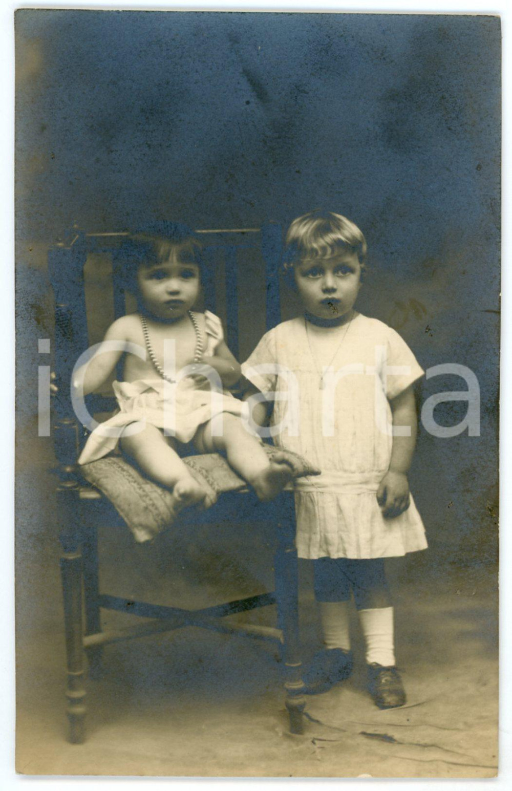 1920 ca ROMA Ritratto di due fratellini - Foto DE FELICIS 14x9 cm  Fotografia d'epoca, in formato cartolina postale.FOTOGRAFO: De Felicis gi&agrave; Baldelli - RomaCONDIZIONI: GFORMATO: 9x14 cm    originale e autentica 1