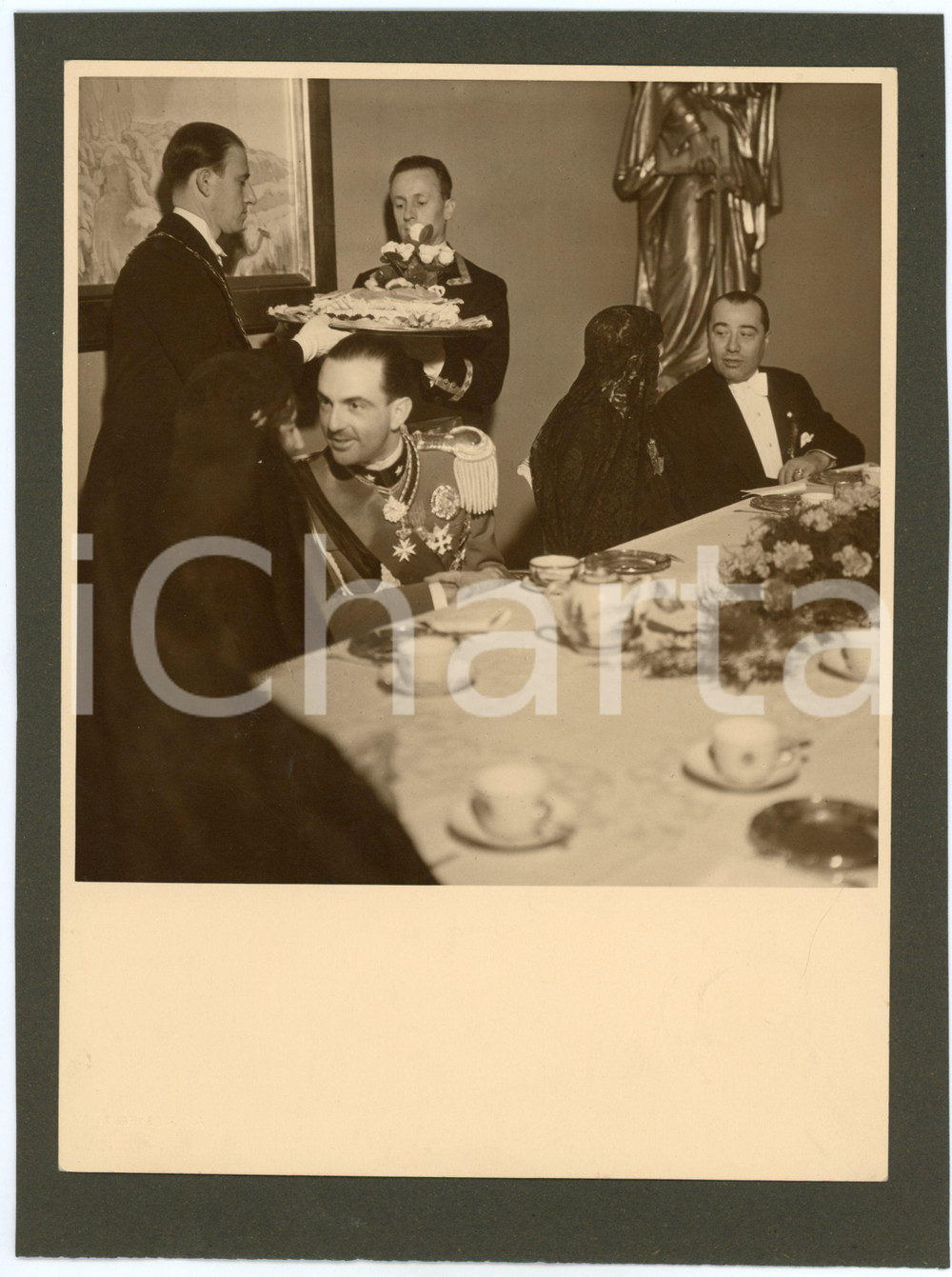 1940 ca MILANO Principe Umberto di Savoia a un pranzo - Foto CRIMELLA 20x26 cm Fotografia originale d'epoca, montata su cartoncino.FOTOGRAFO: Crimella - MilanoCONDIZIONI: GFORMATO: 20x26 cm    originale e autentica 1