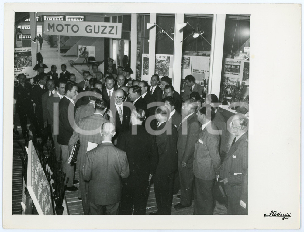 1955 FIERA DI MILANO - Autorità allo stand MOTO GUZZI - Foto 24x18 cm Fotografia originale d'epoca.FOTOGRAFO: R. BertazziniCONDIZIONI: F (piegature angolari)FORMATO: 24x18 cm    originale e autentica 1