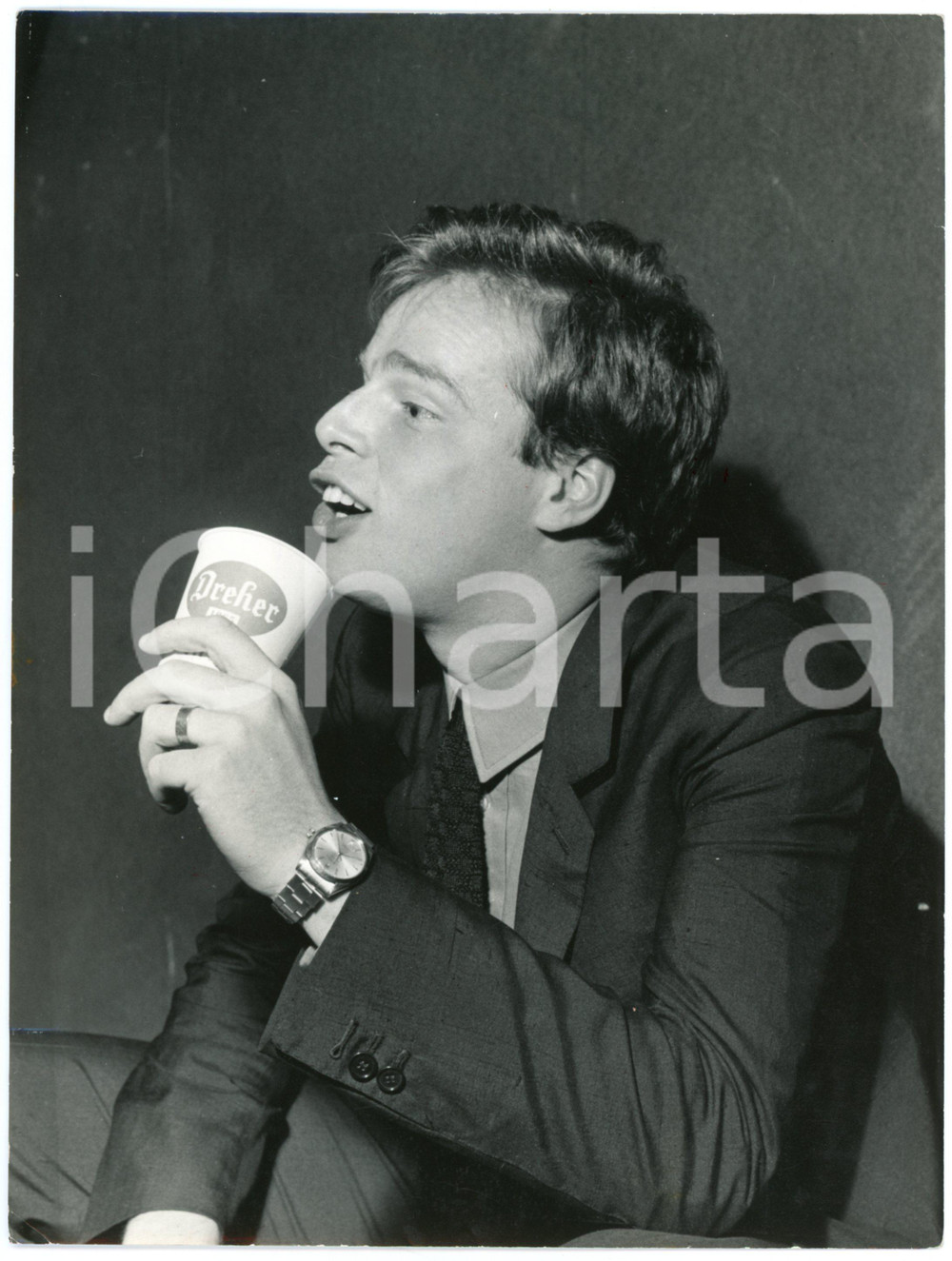 1966 VERONA CANTAGIRO - Cantante DINO con birra DREHER - Foto 18x24 cm Fotografia originale d'epoca, con didascalia al verso.CONDIZIONI: F (piccola piegatura angolare; mino strappo al lato sinistro)FORMATO: 18x24 cm    originale e autentica 1