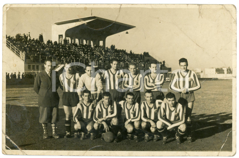 1946 s. l. ADRIESE CALCIO - Ritratto della squadra in campo - Foto 17x11 cm Fotografia originale d'epoca, con didascalia manoscritta al verso.CONDIZIONI: VP (piegature diffuse e lievi macchie; residui cartacei al verso, che coprono parzialmente la didascalia)FORMATO: 17x11 cm    originale e autentica 1