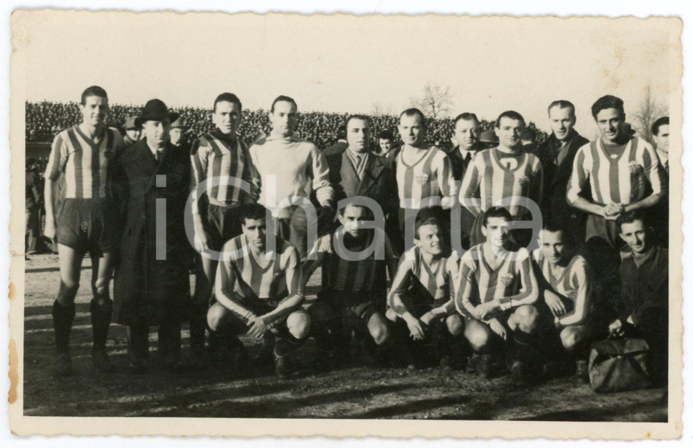1943 ADRIA (RO) ADRIESE CALCIO - Ritratto della squadra - Foto 14x9 cm Fotografia originale d'epoca, con didascalia manoscritta al verso.CONDIZIONI: F (minimo strappo al lato sinistro e lievi macchie)FORMATO: 14x9 cm    originale e autentica 1