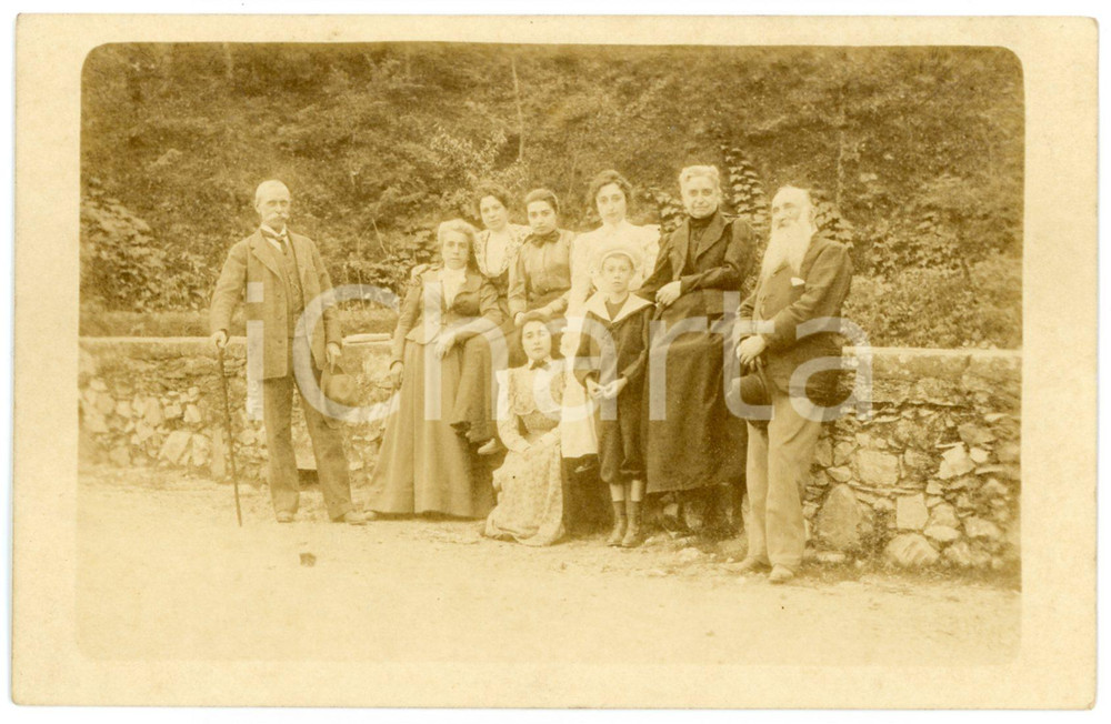 1900 ca ITALIA COSTUME Ritratto di famiglia in escursione - Fotografia 14x9 cm Fotografia originale d'epoca, in formato cartolina postale.CONDIZIONI: GFORMATO: 14x9 cm    originale e autentica 1