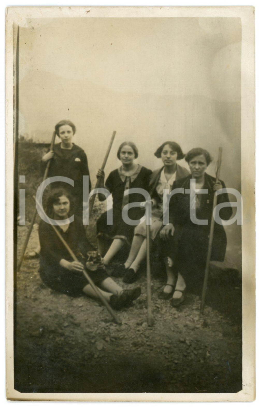 Agosto 1928 PIEMONTE (?) Gruppo di donne escursioniste - Foto 9x14 cm Fotografia originale d'epoca, in formato cartolina postale, con messaggio manoscritto al verso.CONDIZIONI: F (difetti di stampa; fioriture al verso)FORMATO: 9x14 cm    originale e autentica 1