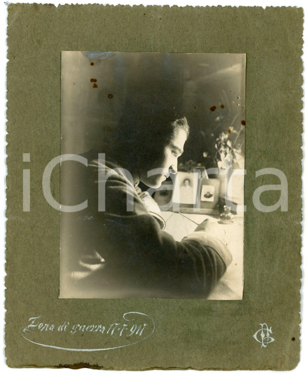 1917 WW1 ZONA DI GUERRA Ufficiale alla scrivania - Foto 13x17 cm Fotografia originale d'epoca, su cartoncino morbido.Incollata al verso una cartolina in franchigia (non scritta).CONDIZIONI: F (macchie; lievi piegature angolari)FORMATO: 13x17 cm    originale e autentica 1