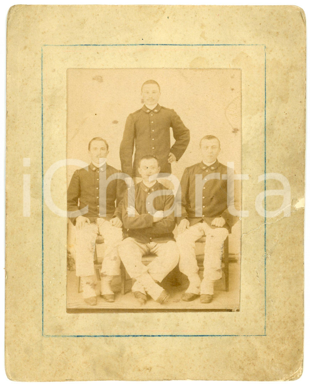 1880 ca REGIO ESERCITO IMOLA Gruppo di soldati - Foto CAMPAGNOLI DANNEGGIATA Fotografia originale d'epoca, montata su cartoncino.FOTOGRAFO: Domenico Campagnoli - ImolaCONDIZIONI: VP (macchie; carta lenta; strappo al cartoncino al lato destro e piegature)FORMATO: 13x17 cm    originale e autentica 1