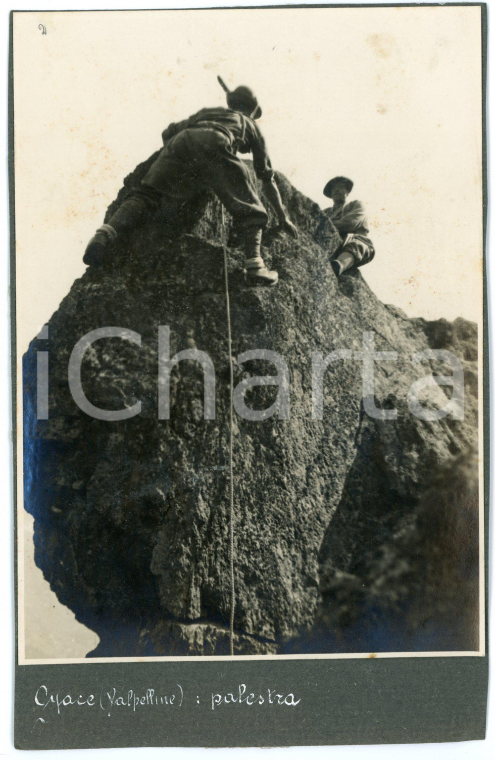 1920 ca VALLE D'AOSTA - OYACE (VALPELLINE) Alpini in scalata - Foto 13x20 cm Fotografia originale d'epoca, montata su cartoncino, con didascalia originale.CONDIZIONI: GFORMATO: 13x20 cm    originale e autentica 1