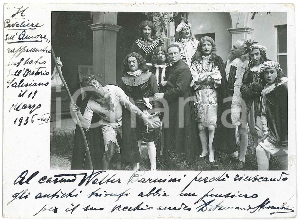 1936 s.l. Oratorio Salesiano - Don Armando ALESSANDRINI tra gli attori AUTOGRAFO Rara fotografia d'epoca, con autografo del sacerdote (ritratto al centro).Si tratta di una rappresentazione de "Il Cavaliere dell'Amore". CONDIZIONI: P (piegature angolari; residui cartacei al verso)FORMATO: 14x10 cm     originale e autentica 1
