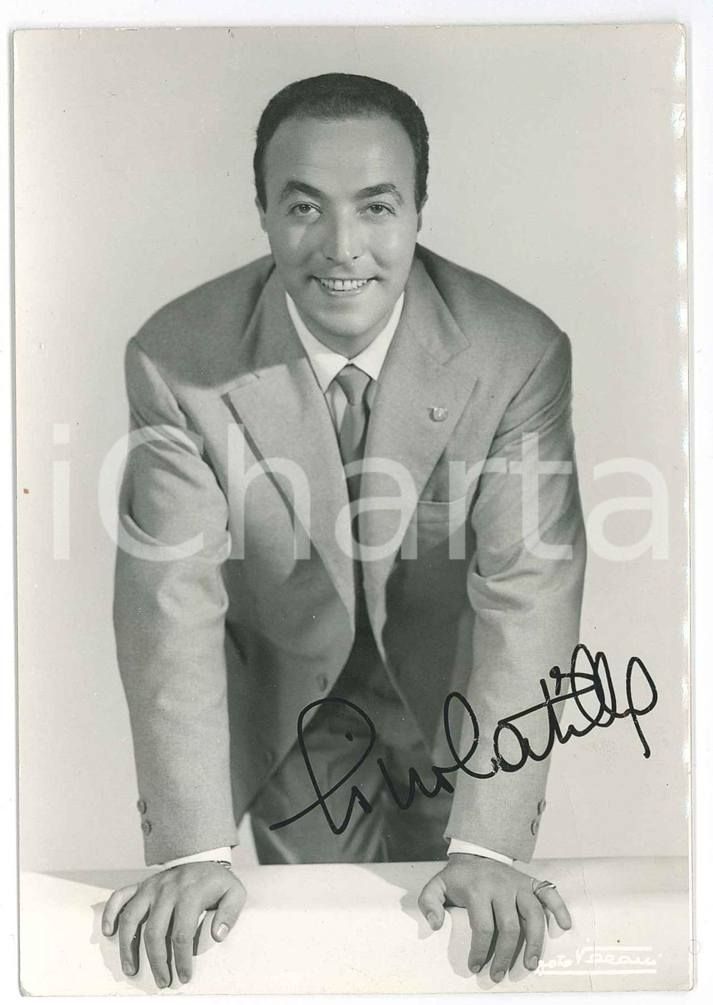 1955 ca Gino LATILLA cantante - Foto con AUTOGRAFO 10x15 cm Fotografia seriale d'epoca, con autografo. CONDIZIONI: P (piegatura al lato inferiore; piccole piegature al lato superiore)FORMATO: 10x15 cm    originale e autentica 1