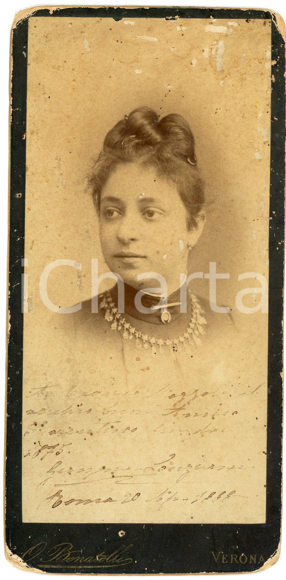 1888 ROMA Ritratto di donna con collana - Foto O. BENATELLI - VERONA Fotografia d'epoca, su cartoncino rigido, con dedica manoscritta (firma Lonziani?).FOTOGRAFO: Odorico Benatelli - VeronaCONDIZIONI: P (abrasioni angolari e al lato superiore)FORMATO: 10x21 cm    originale e autentica 1