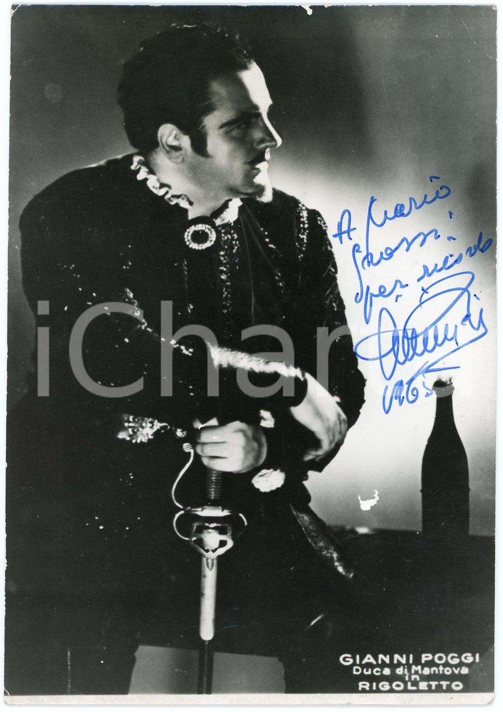 1965 Tenore Gianni POGGI - Duca di Mantova in "Rigoletto" - Foto con AUTOGRAFO Fotografia seriale d'epoca, con autografo. CONDIZIONI: F (piegature angolari; minima abrasione al lato superiore)FORMATO:  13x18 cm    originale e autentica 1