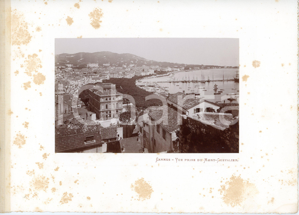 1910 ca CANNES (Côte d'Azur, FRANCE) Vue prise du Mont-Chevalier - Photo Fotografia seriale d'epoca, montata su cartoncino morbido.Margine telato a sinistra. VERY POOR numerose fioriture Formato: 30x23 (cartoncino); 18x11 (fotografia)) originale e autentica 1