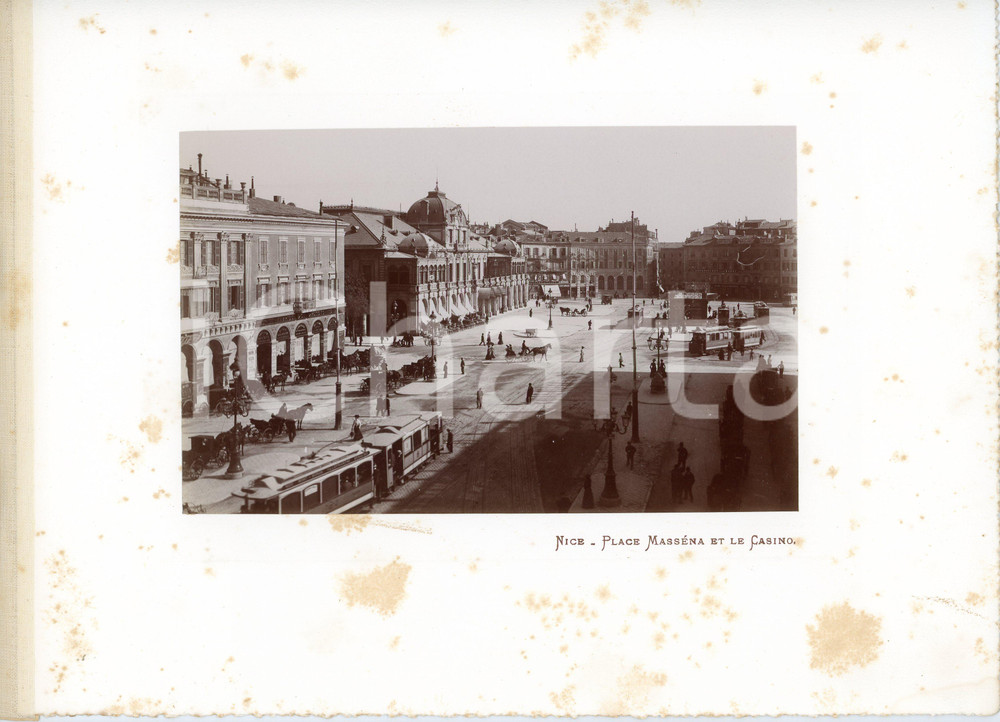 1910 ca NICE (Côte d'Azur, FRANCE) Place Masséna et le Casino - Photo Fotografia seriale d'epoca, montata su cartoncino morbido.Margine telato a sinistra. POOR fioriture Formato: 30x23 (cartoncino); 18x11 (fotografia)) originale e autentica 1