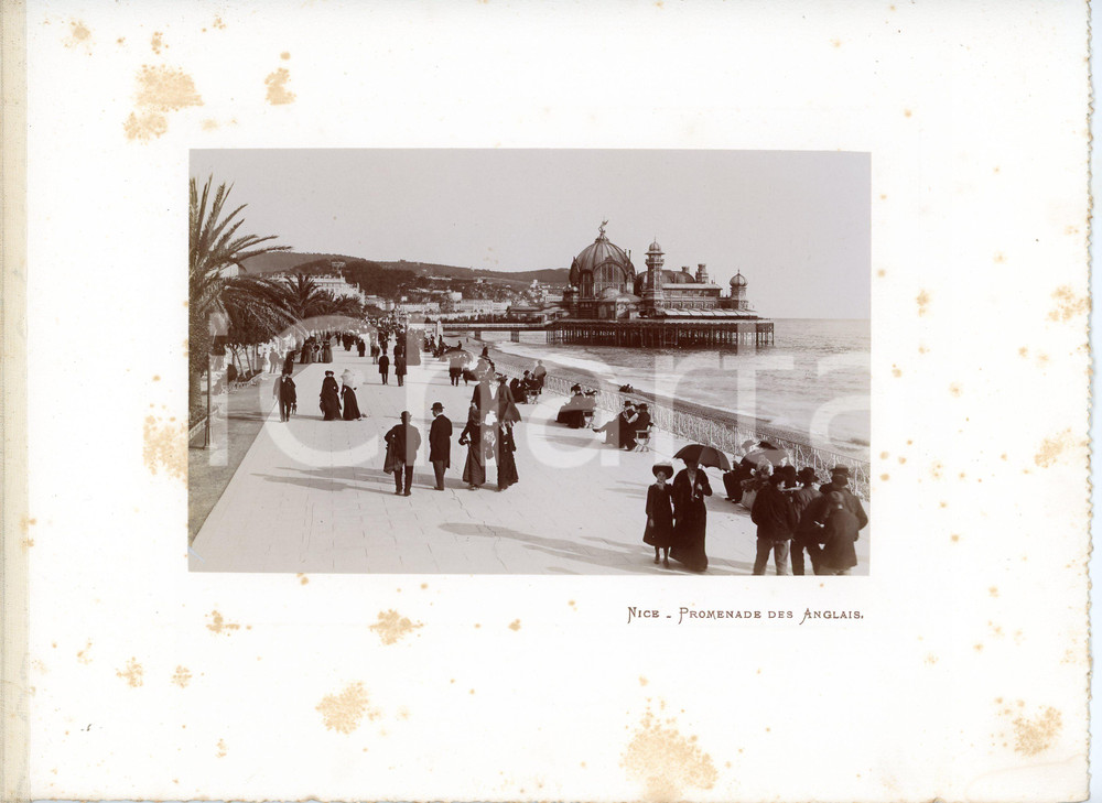 1910 ca NICE (Côte d'Azur, FRANCE) Promenade des Anglais - Photo Fotografia seriale d'epoca, montata su cartoncino morbido.Margine telato a sinistra. POOR fioriture Formato: 30x23 (cartoncino); 18x11 (fotografia)) originale e autentica 1