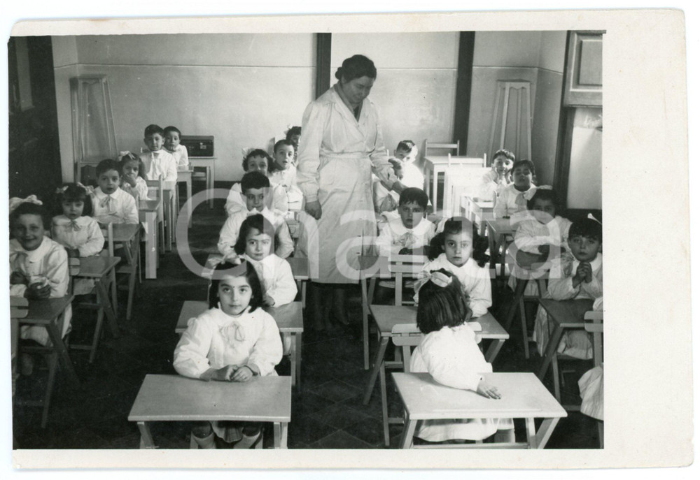 1950 NAPOLI - Orfanotrofio - Bambini in classe - Foto 18x12 cm Fotografia originale d'epoca.FOTOGRAFO: Giulio Di Domenico - NapoliCONDIZIONI: G (lievi piegature angolari e minima mancanza)FORMATO: 18x12 cm    originale e autentica 1