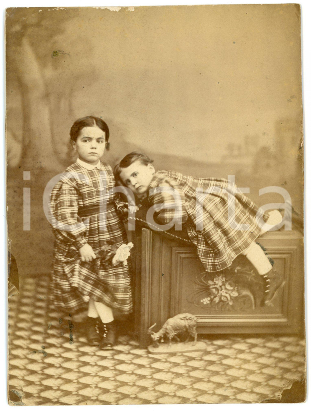 1890 ca ITALIA Ritratto di bambine con abito a quadretti - Foto 12x17 Fotografia originale d'epoca, montata su cartoncino rigido.Didascalia manoscritta al verso.CONDIZIONI: F (piccole abrasioni marginali; difetti di stampa)FORMATO: 12x17 cm    originale e autentica 1