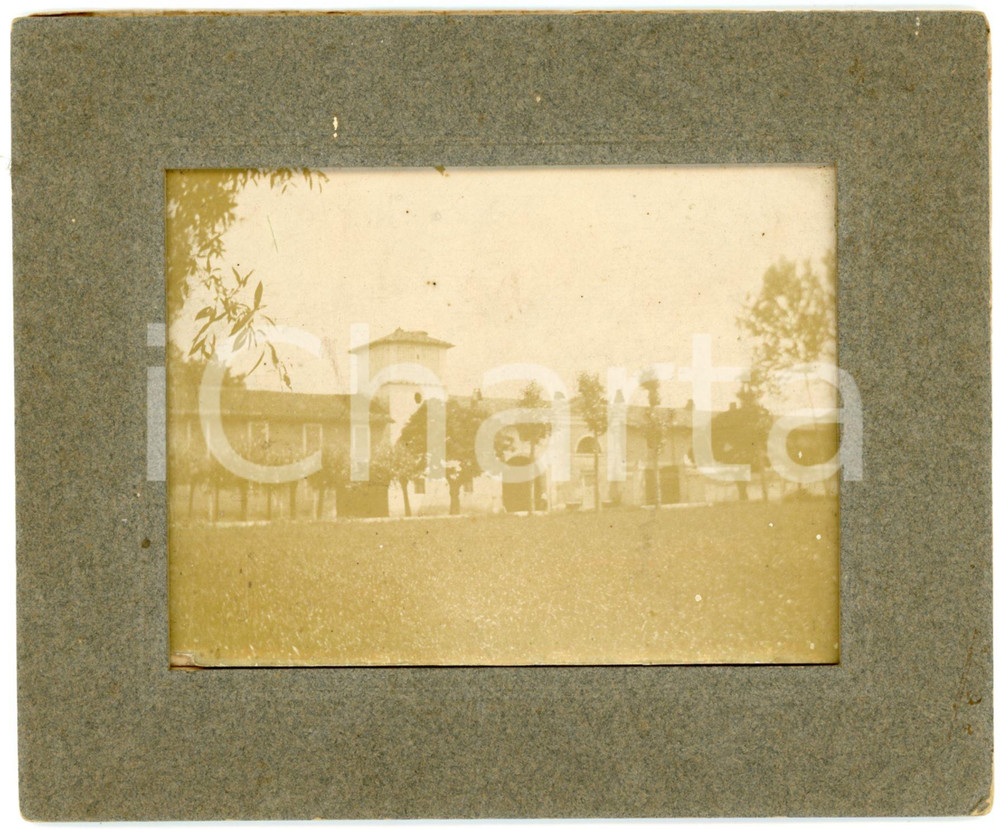 1901 CASCINA CAMPAGNA / PAVIA Edifici rurali - Foto 15x12 cm Fotografia originale d'epoca, montata su cartoncino rigido e completa di passepartout.Didascalia manoscritta al verso.CONDIZIONI: F (minima mancanza angolare alla fotografia)FORMATO: 15x12 cm    originale e autentica 1