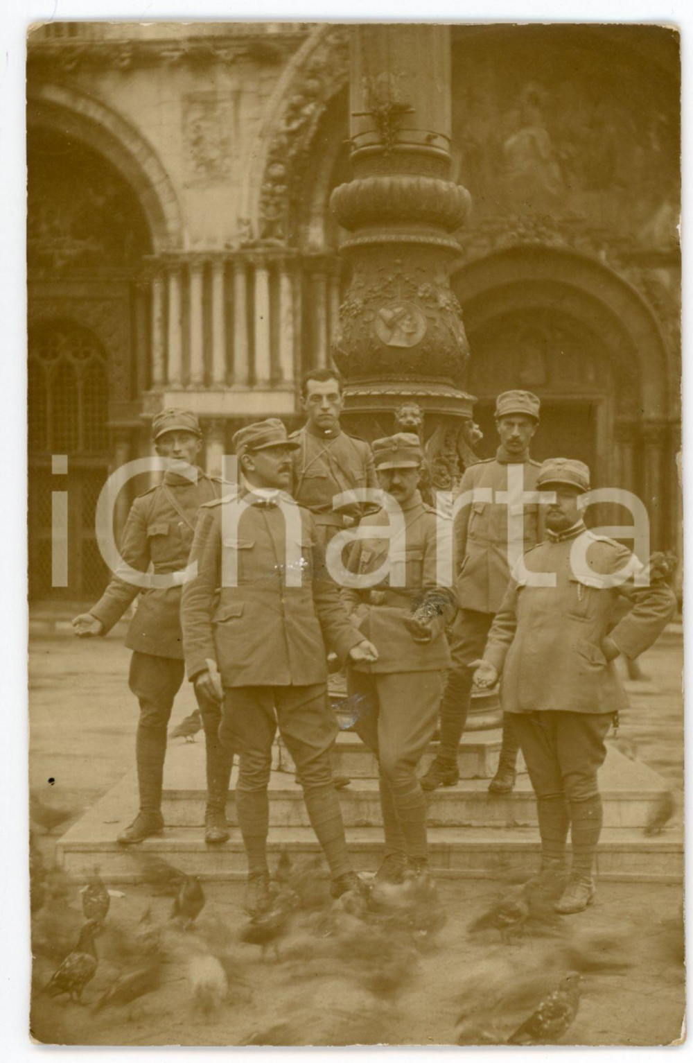 1915 WW1 VENEZIA Piazza San Marco - Soldati tra i piccioni - Foto 9x14 cm Fotografia originale d'epoca, in formato cartolina postale, viaggiata.Il mittente, ritratto nella foto, &egrave; il soldato Piero Fontana.CONDIZIONI: GFORMATO: 9x14 cm    originale e autentica 1