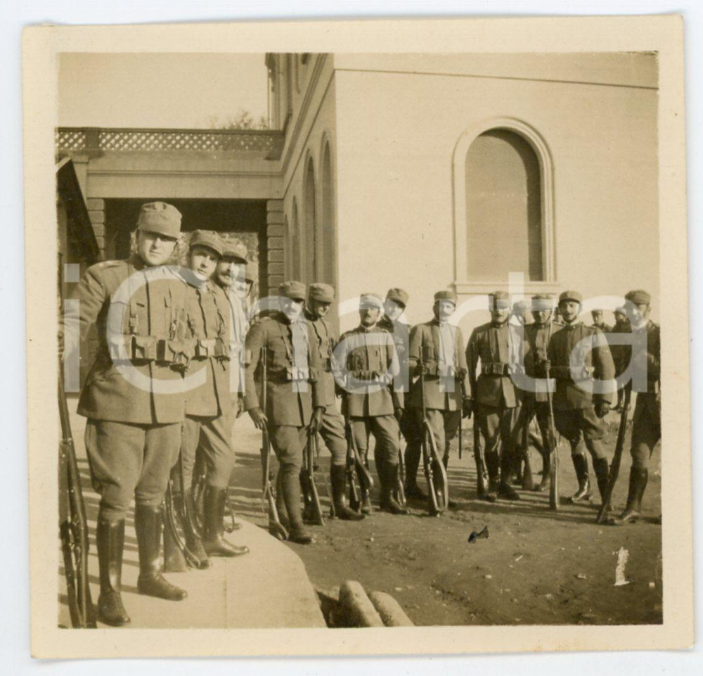 Gennaio 1916 WW1 PADOVA Gruppo di ufficiali in caserma - Foto 9x9 cm Fotografia originale d'epoca, con didascalia manoscritta al verso.CONDIZIONI: GFORMATO: 9x9 cm    originale e autentica 1