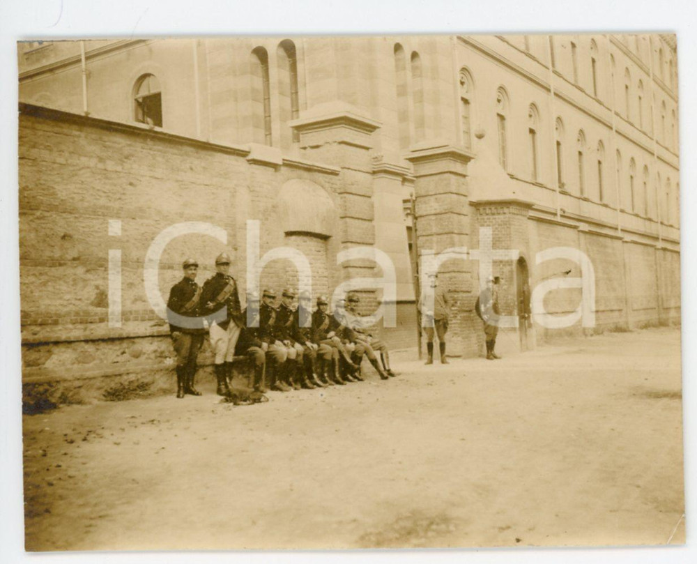 1916 WW1 TORINO Ingresso Caserma CERNAIA - Gruppo di ufficiali - Foto 10x8 cm Fotografia originale d'epoca, con didascalia manoscritta al verso.CONDIZIONI: GFORMATO: 10x8 cm    originale e autentica 1