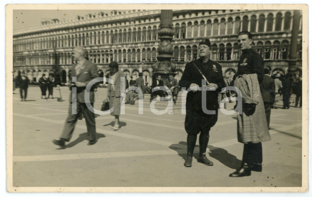 1930 ca VENEZIA Piazza San Marco - Miliziani PNF - Foto 14x9 cm Fotografia originale d'epoca, in formato cartolina postale.CONDIZIONI: F (lievi fioriture e puntinature)FORMATO: 14x9 cm    originale e autentica 1