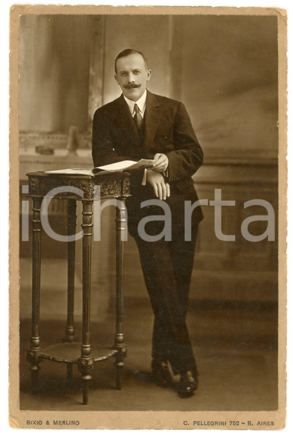 1920 ca BUENOS AIRES Ritratto di un uomo con rivista - Foto BIXIO & MERLINO 9x14 Fotografia originale d'epoca, in formato cartolina postale, montata su cartoncino.FOTOGRAFO: Bixio &amp; Merlino - C. Pellegrini 752, Buenos AiresCONDIZIONI: F ( smussature angolari)FORMATO: 9,5x14,5 cm    originale e autentica 1