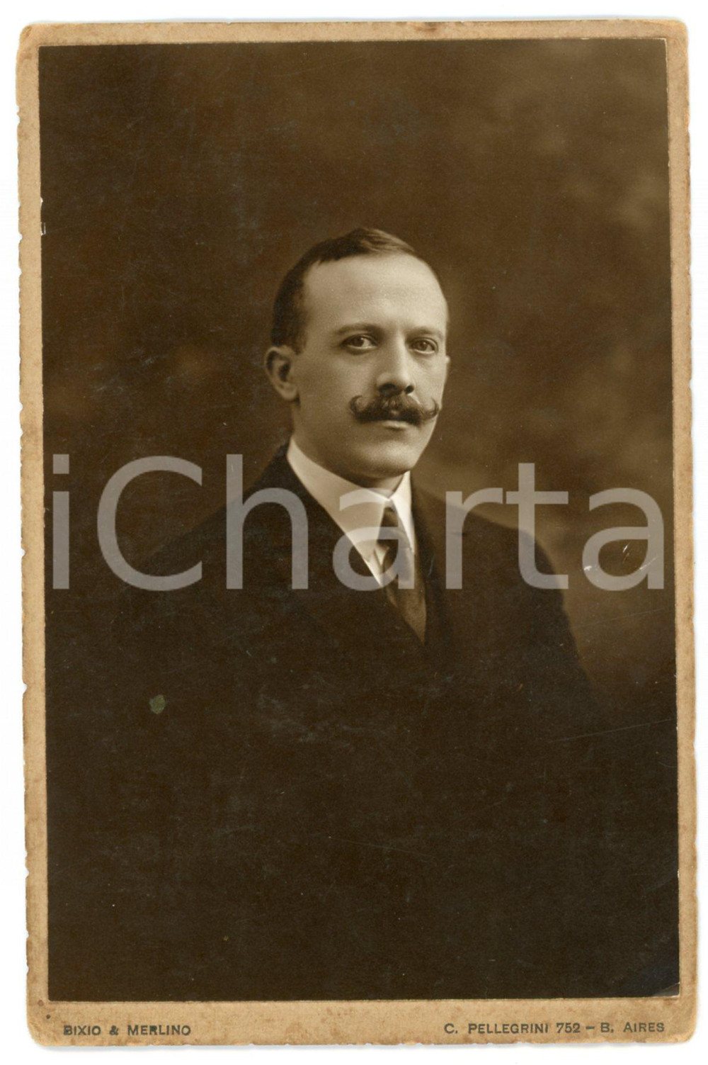 1920 ca BUENOS AIRES (ARGENTINA) Ritratto maschile - Foto BIXIO & MERLINO 9x14 Fotografia originale d'epoca, in formato cartolina postale, montata su cartoncino.FOTOGRAFO: Bixio &amp; Merlino - C. Pellegrini 752, Buenos AiresCONDIZIONI: F ( smussature angolari)FORMATO: 9,5x14,5 cm    originale e autentica 1