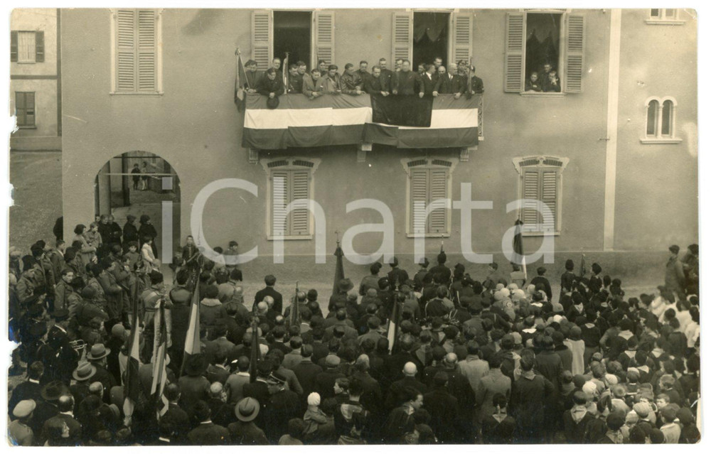 1930 ca ITALIA Collegio Militare - Cerimonia con autorità al balcone - Foto 14x9 Fotografia originale d'epoca, in formato cartolina postale.FORMATO: 14x9 cm CONDIZIONI:POOR/danneggiato piccole mancanze marginali al lato sinistro, con abrasione al verso originale e autentica 1