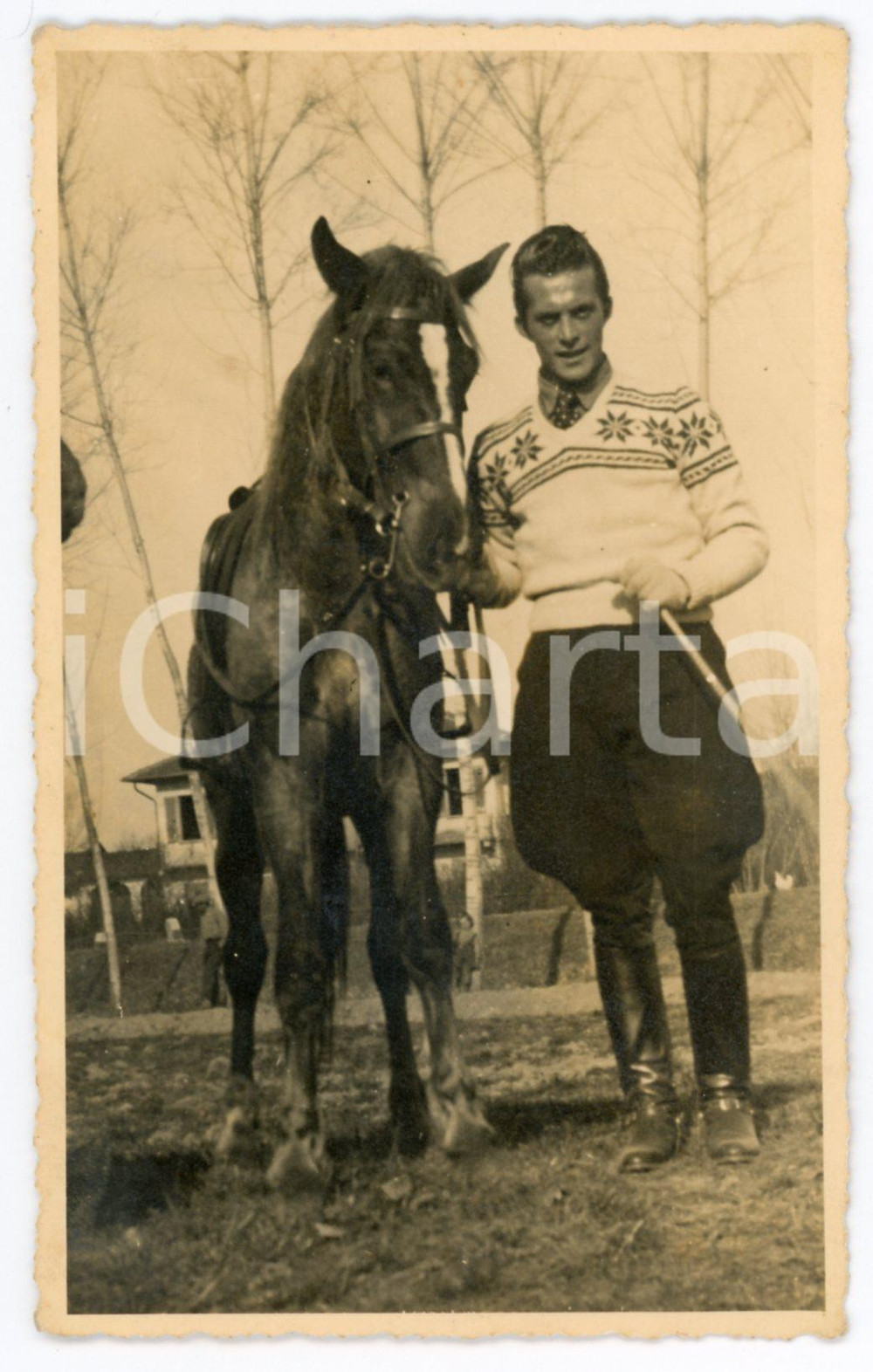 1950 ca ITALIA EQUITAZIONE Ritratto di fantino con pony - Foto cartolina 9x14 cm Fotografia originale d'epoca, in formato cartolina postale.CONDIZIONI: G FORMATO: 9x14 cm    originale e autentica 1