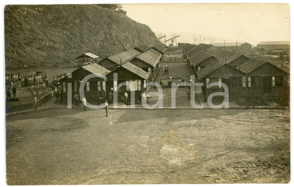 1918 (?) WW1 SERVOLA / TRIESTE - Accampamento militare italiano *Foto 14x9 cm Fotografia originale d'epoca, in formato cartolina postale.Messaggio manoscritto al verso di uno dei soldati alloggiati nel campo.CONDIZIONI: F (lieve piegatura centrale)FORMATO: 14x9 cm    originale e autentica 1