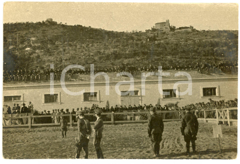 1940 ca ITALIA Cerimonia militare con spettatori sul tetto - Foto CURIOSA 15x10 Fotografia originale d'epoca, in formato cartolina postale.CONDIZIONI: F (lievi macchie superficiali in trasparenza)FORMATO: 15x10 cm    originale e autentica 1