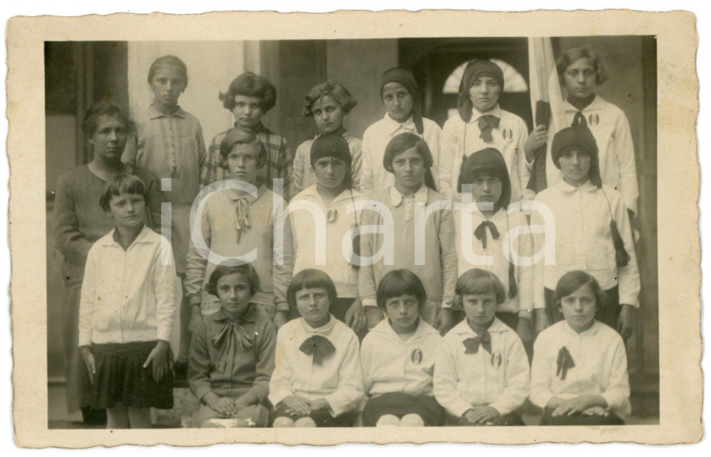 1930 ca ITALIA PNF Piccole Italiane - Classe con insegnante - Foto 14x9 cm Fotografia originale d'epoca, in formato cartolina postale.CONDIZIONI: G (lievi fioriture al verso)FORMATO: 14x9 cm    originale e autentica 1