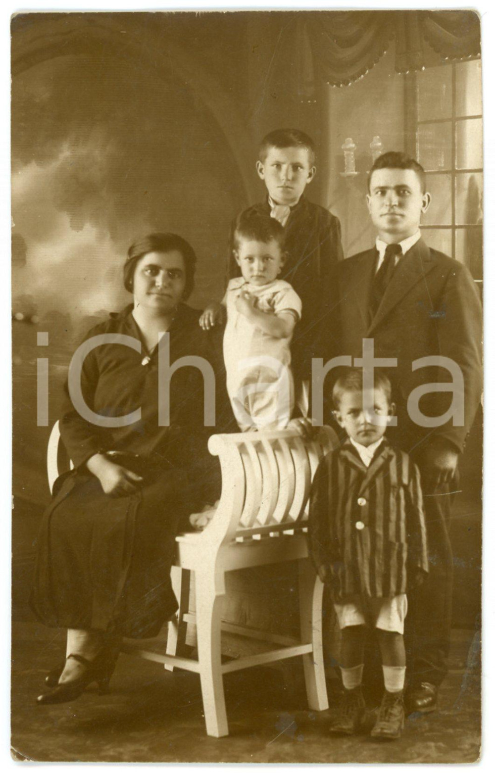 1925 ca s. l. SOUTH AMERICA Portrait of a family - Photo Vicente CAGNINA 9x14 cm Fotografia originale d'epoca.Timbro del fotografo al verso.CONDIZIONI: G (minima smussatura angolare)FORMATO: 9x14 cm    originale e autentica 1
