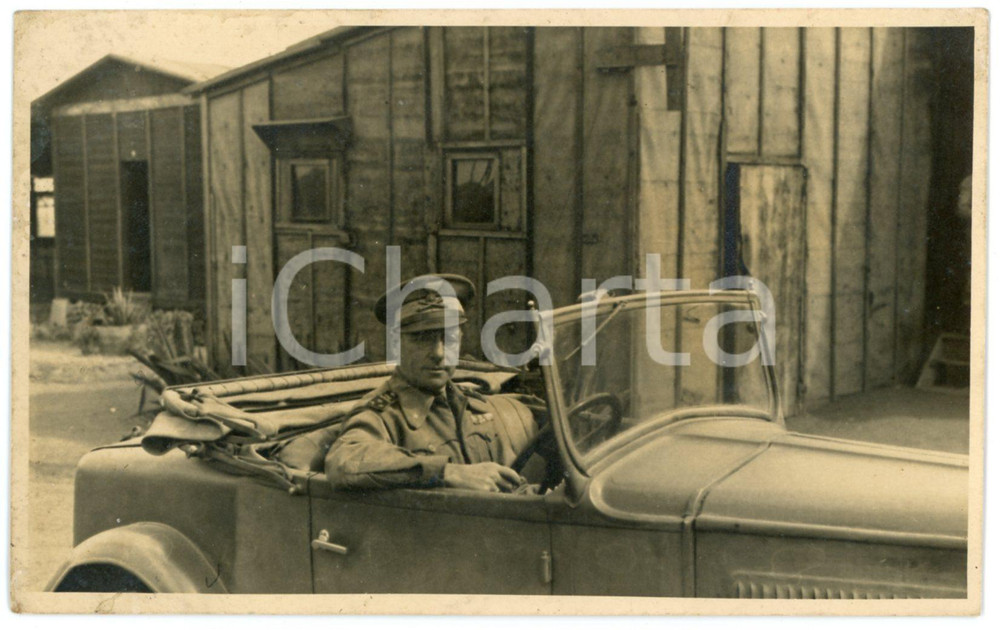 1937 AOI ASMARA (ERITREA) Ufficiale di artiglieria in automobile - Foto 14x9 cm Fotografia originale d'epoca, in formato cartolina postale.CONDIZIONI: F (lievi macchie marginali)FORMATO: 14x9 cm    originale e autentica 1