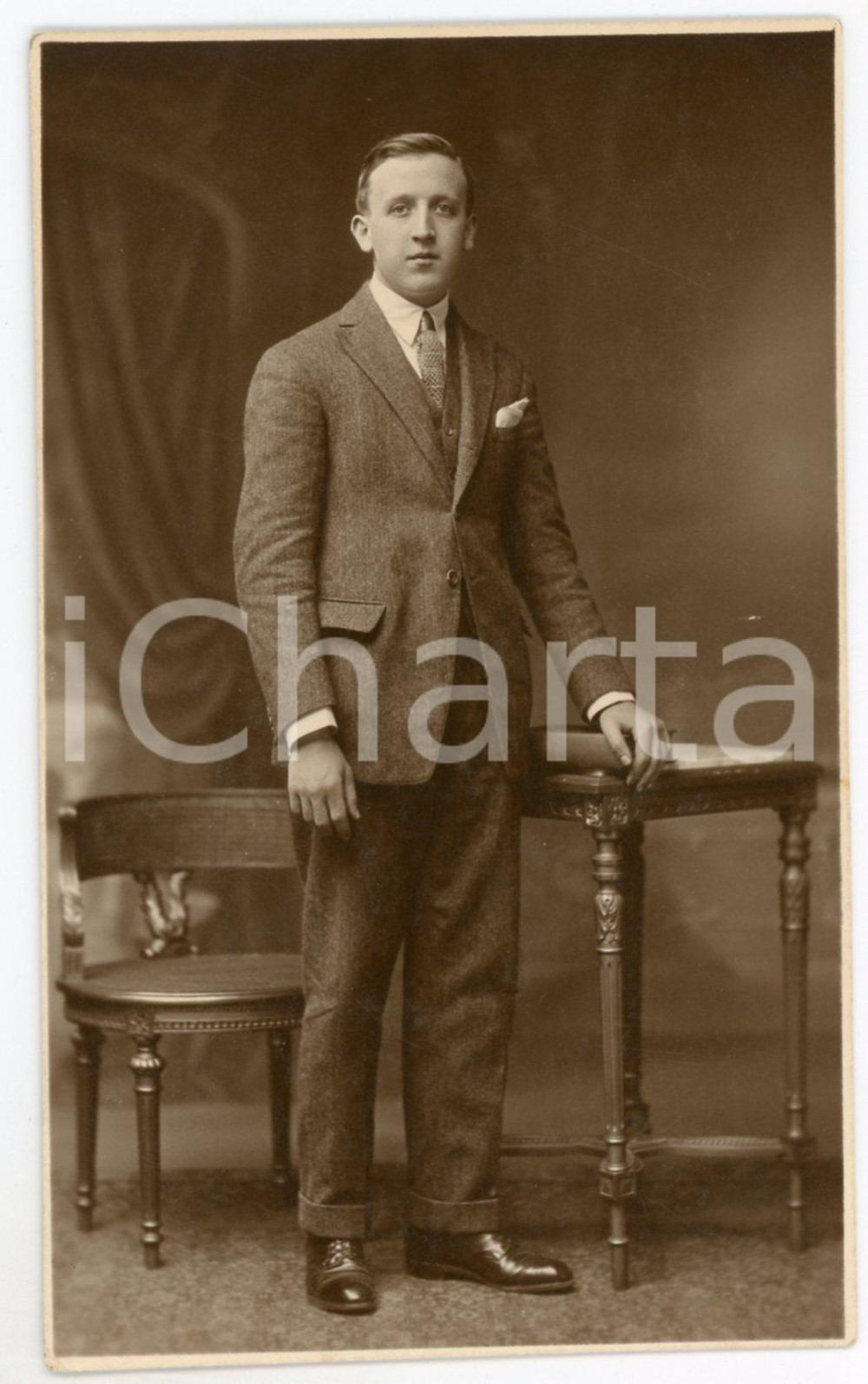 1925 ca ITALIA Ritratto di giovane uomo con scrivania - Foto 9x14 cm Fotografia originale d'epoca, in formato cartolina postale.Messaggio del soggetto ritratto, "Remo", al verso.CONDIZIONI: G FORMATO: 9x14 cm    originale e autentica 1