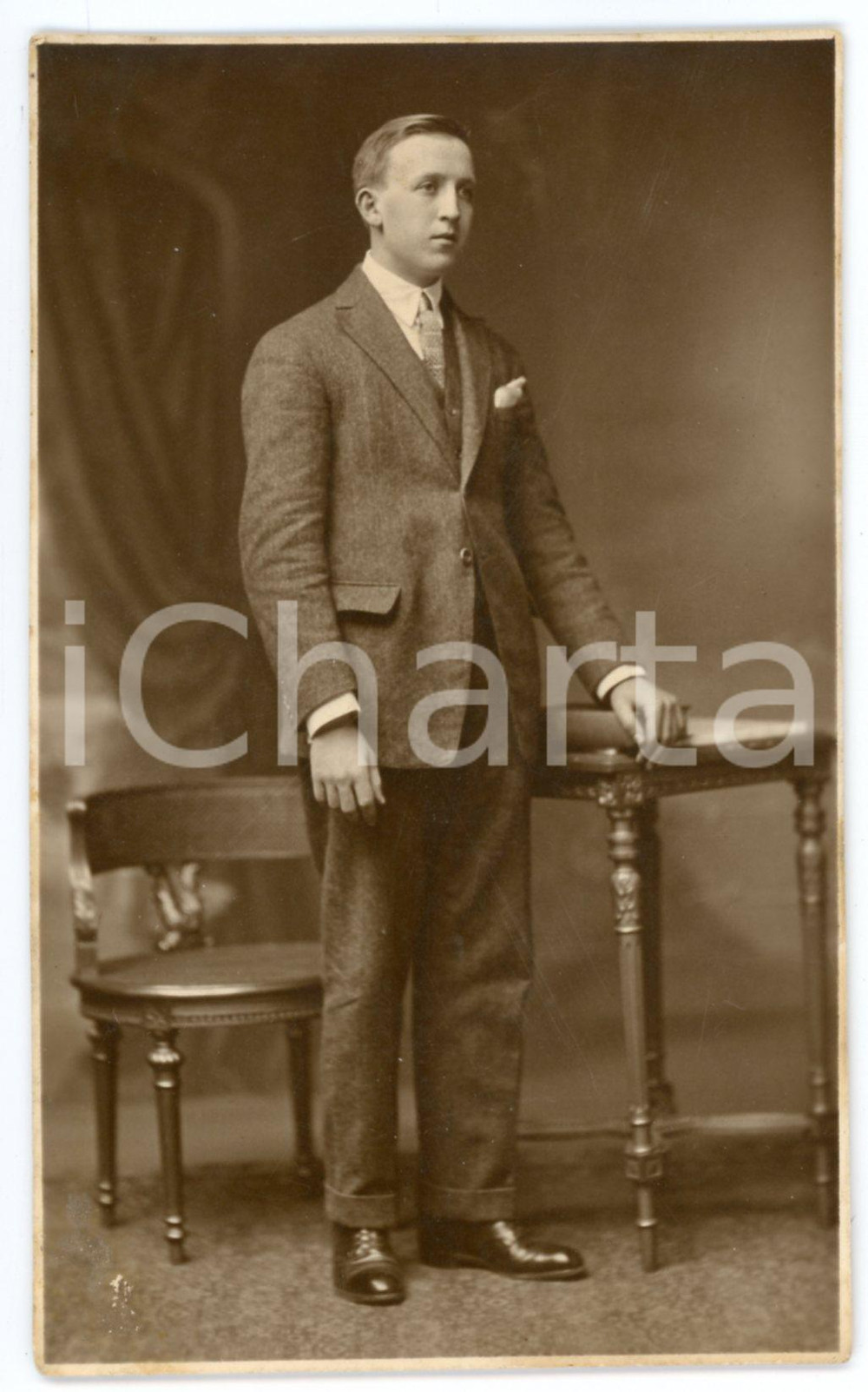 1925 ca ITALIA Ritratto di giovane uomo con scrivania (2) Foto 9x14 cm Fotografia originale d'epoca, in formato cartolina postale.CONDIZIONI: F (residuo di colla all'angolo inferiore sinistro)FORMATO: 9x14 cm    originale e autentica 1