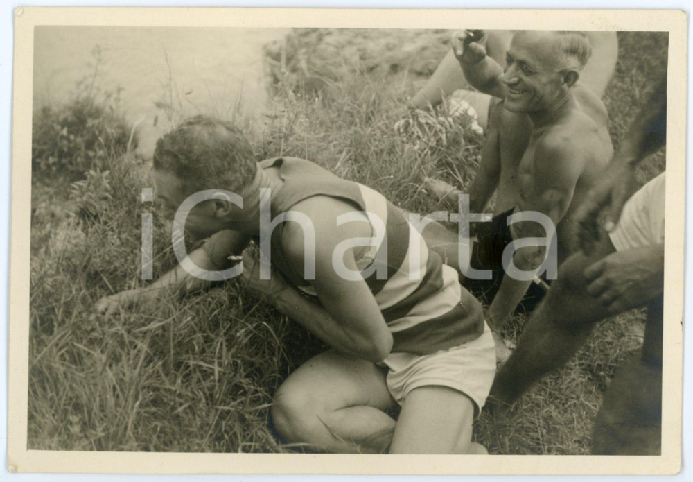 1950 ca ARENZANO (GE) Scherzi tra uomini in gita - Foto CURIOSA 15x10 cm Fotografia originale d'epoca, in formato cartolina postale.CONDIZIONI: G (minime smussature angolari)FORMATO: 15x10 cm    originale e autentica 1