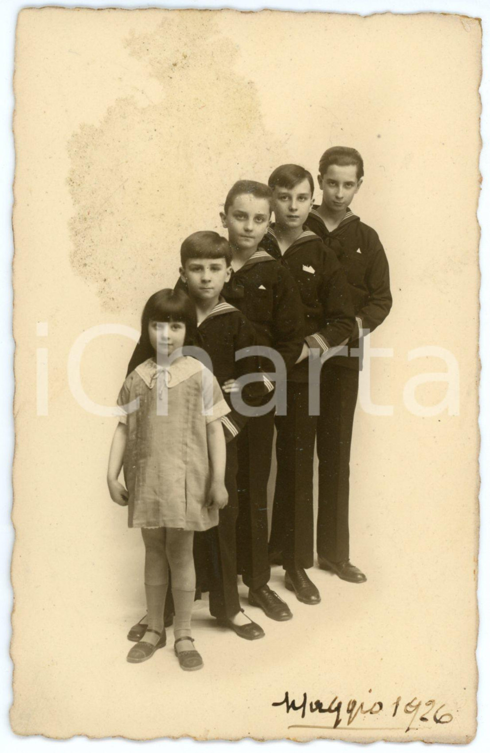 1926 GENOVA Ritratto di fratelli in scala - Foto G. MANZINI - CURIOSA Fotografia originale d'epoca, in formato cartolina postale.FOTOGRAFO: G. Manzini - GenovaCONDIZIONI: P (macchia centrale)FORMATO: 9x14 cm    originale e autentica 1