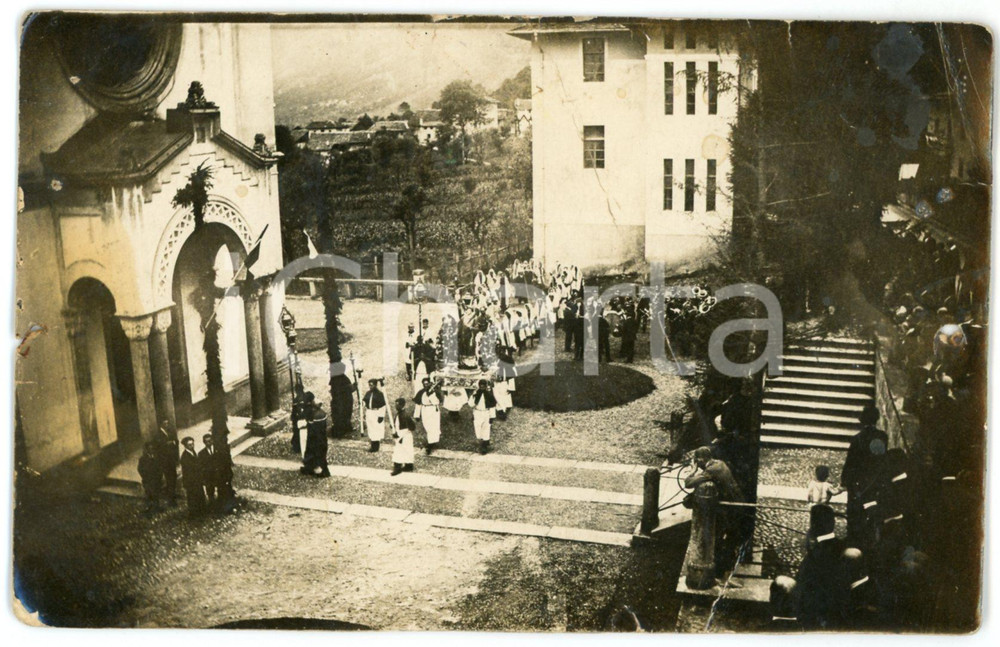 1920 ca Area di TRENTO - Processione della Vergine - Banda musicale - Foto 14x9 Fotografia originale d'epoca, in formato cartolina postale.CONDIZIONI: VP (piegature evidenti, ingiallimento al lato sinistro, fori marginali e abrasione angolare)FORMATO: 14x9 cm    originale e autentica 1