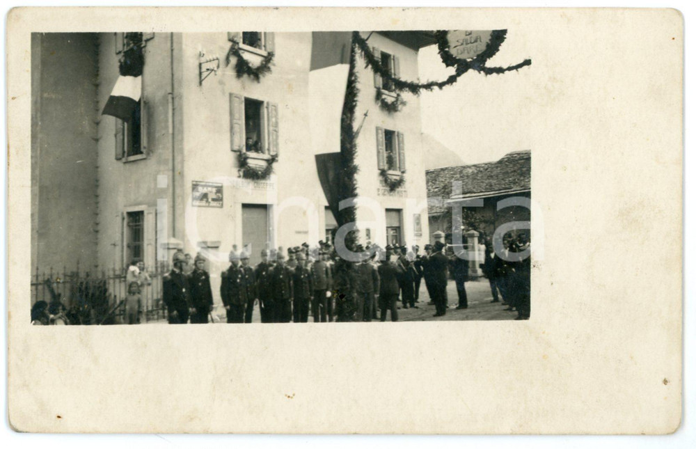 1920 ca TIONE di TRENTO (?) Cerimonia con militari e banda musicale - Foto 14x9 Fotografia originale d'epoca, in formato cartolina postale.CONDIZIONI: G (lievi ingiallimenti)FORMATO: 14x9 cm    originale e autentica 1