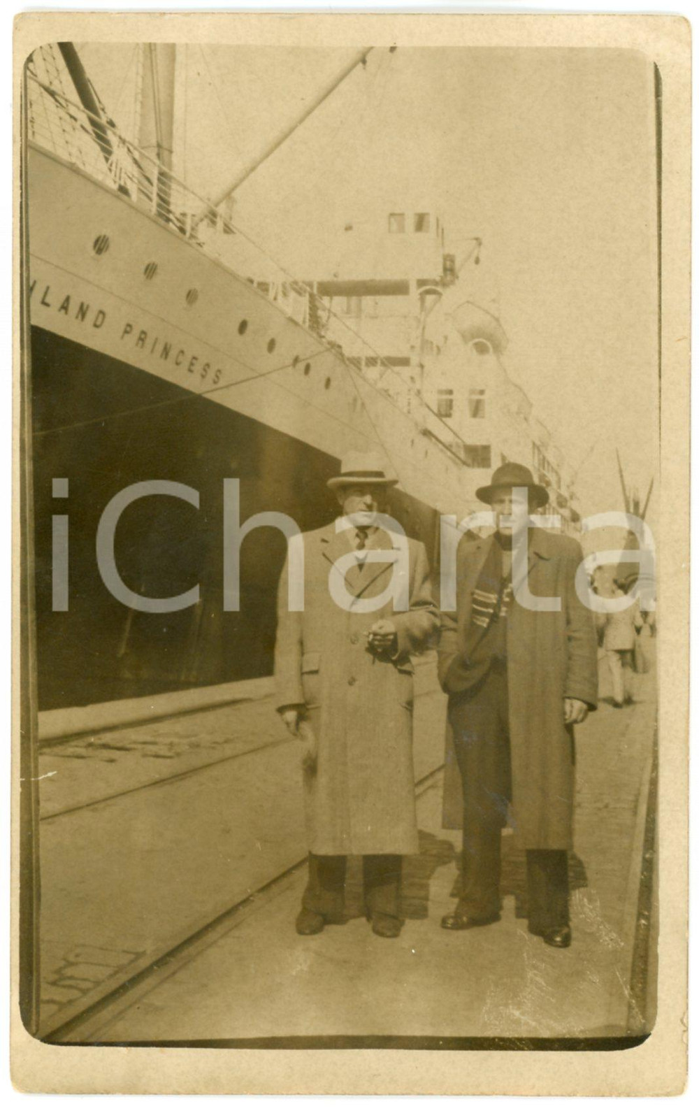 1949 BUENOS AIRES Italiani in partenza su piroscafo - Ritratto - Foto 9x14 Fotografia originale d'epoca, in formato cartolina postale, con didascalia manoscritta al verso, firmata da Fernando Garelli e Oddone Lancellotto.CONDIZIONI: G (difetti di stampa)FORMATO: 9x14 cm    originale e autentica 1