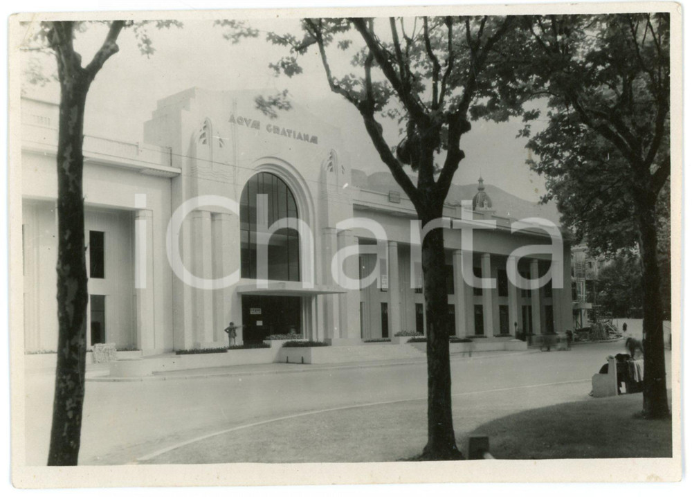 1930 ca AIX-LES-BAINS (F) Edificio termale - Foto RARA 14x10 cm Fotografia originale d'epoca.FOTOGRAFO: G. L. Arlaud - LyonCONDIZIONI: F (piccola piegatura angolare)FORMATO: 14x10 cm    originale e autentica 1